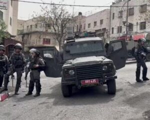 الاحتلال يداهم منازل المواطنين خلال اقتحام قلقيلية